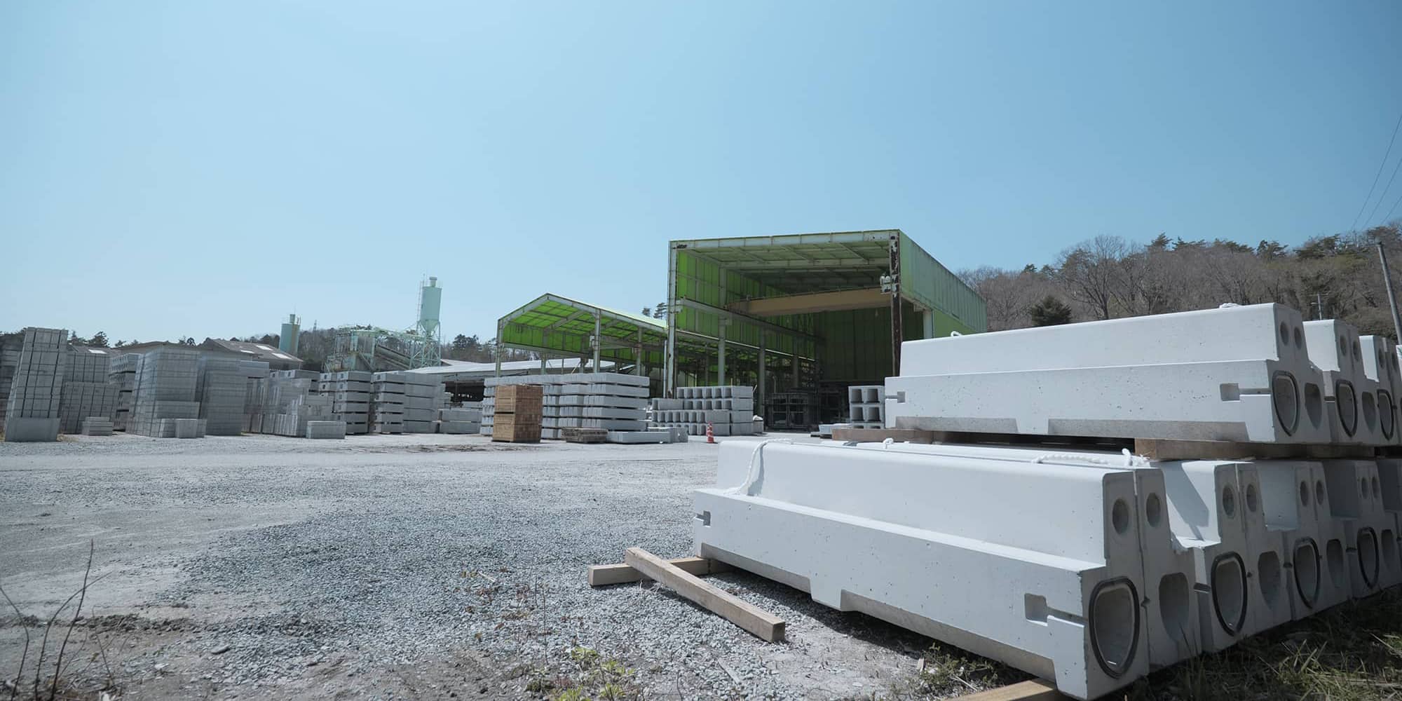 桜とU字溝と青空